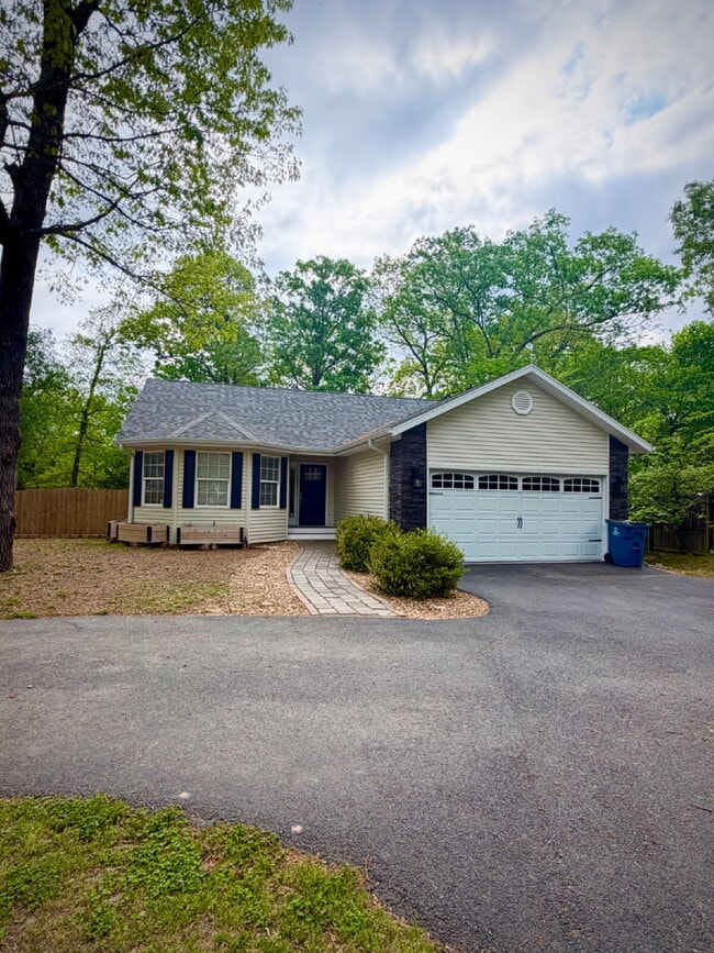 Building Photo - 1270 Skyview Dr