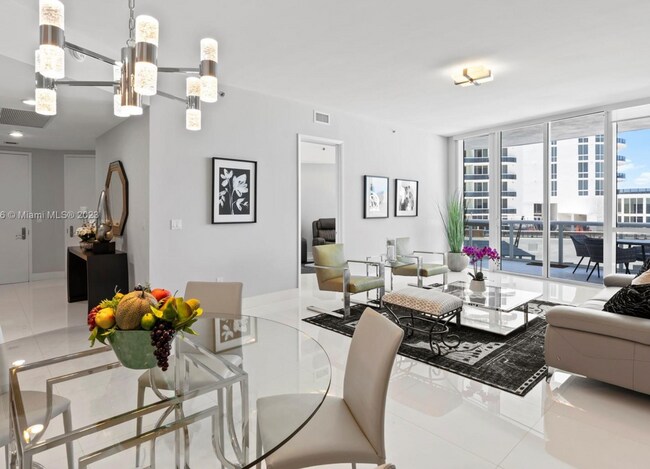 Foto del edificio - 15811 Collins Ave