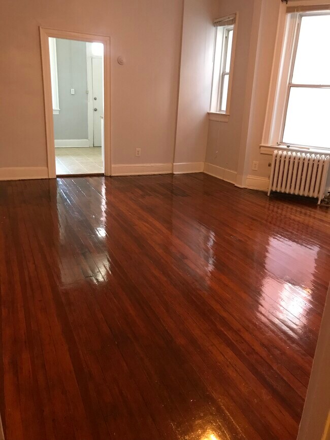 Salón con tres grandes ventanas. - 1519 Park Rd NW