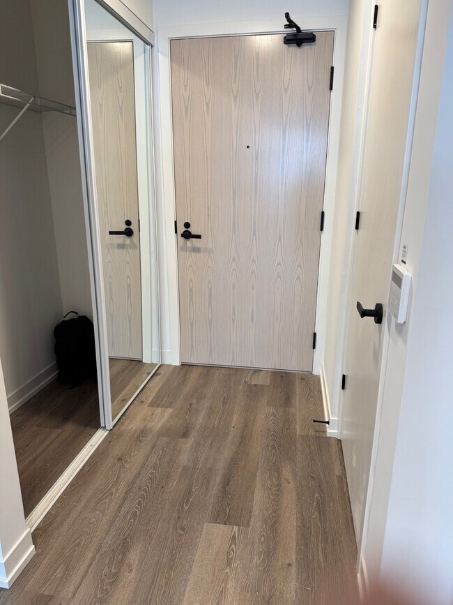 foyer and closet - 28 Interchange Way