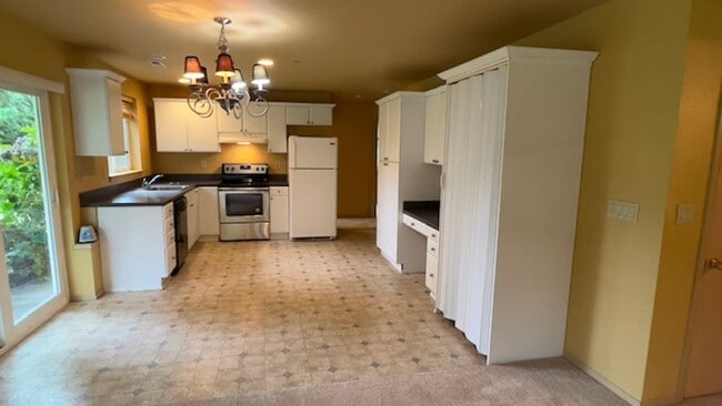 Building Photo - Beautiful 2 Bed 1 Bath MIL Unit near Cedar...