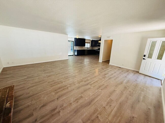 Foto del edificio - Pet Friendly 4 bed 2 bath house for rent at 1222. Jobs Peak