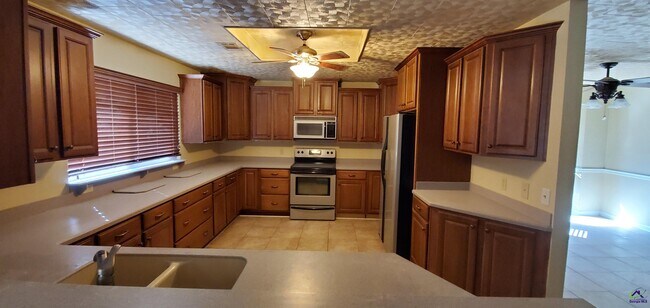 Building Photo - 116 Enchanted Oaks Dr
