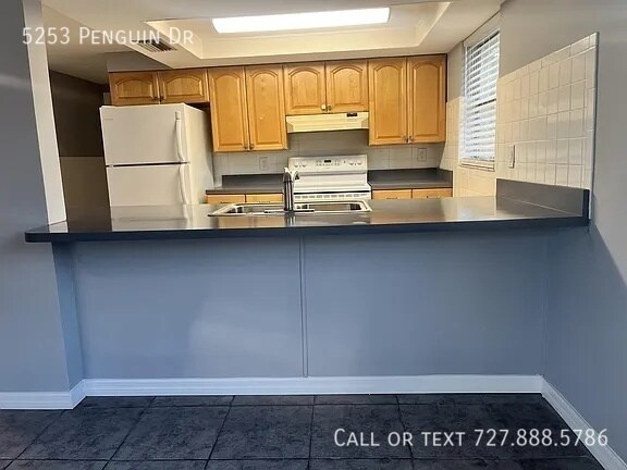 Building Photo - 5253 Penguin Dr