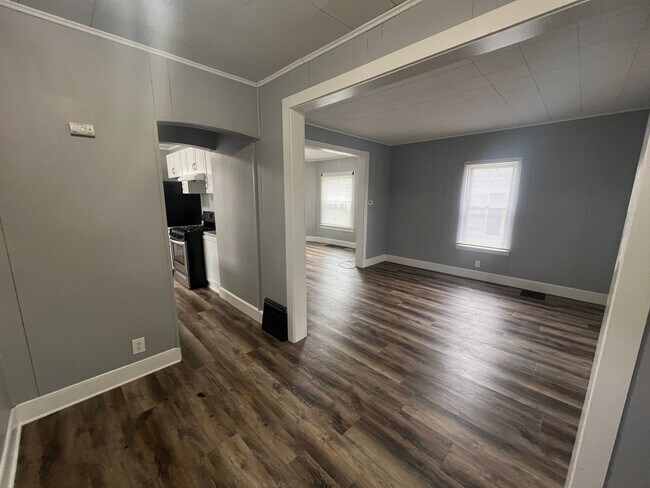 Building Photo - Spacious 3-bed, 1-bath 2-story home in Moline