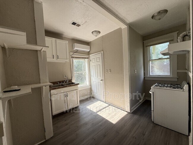 Building Photo - 997 S Willett St