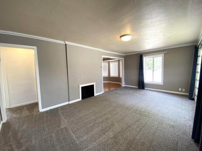Building Photo - 236 400 S