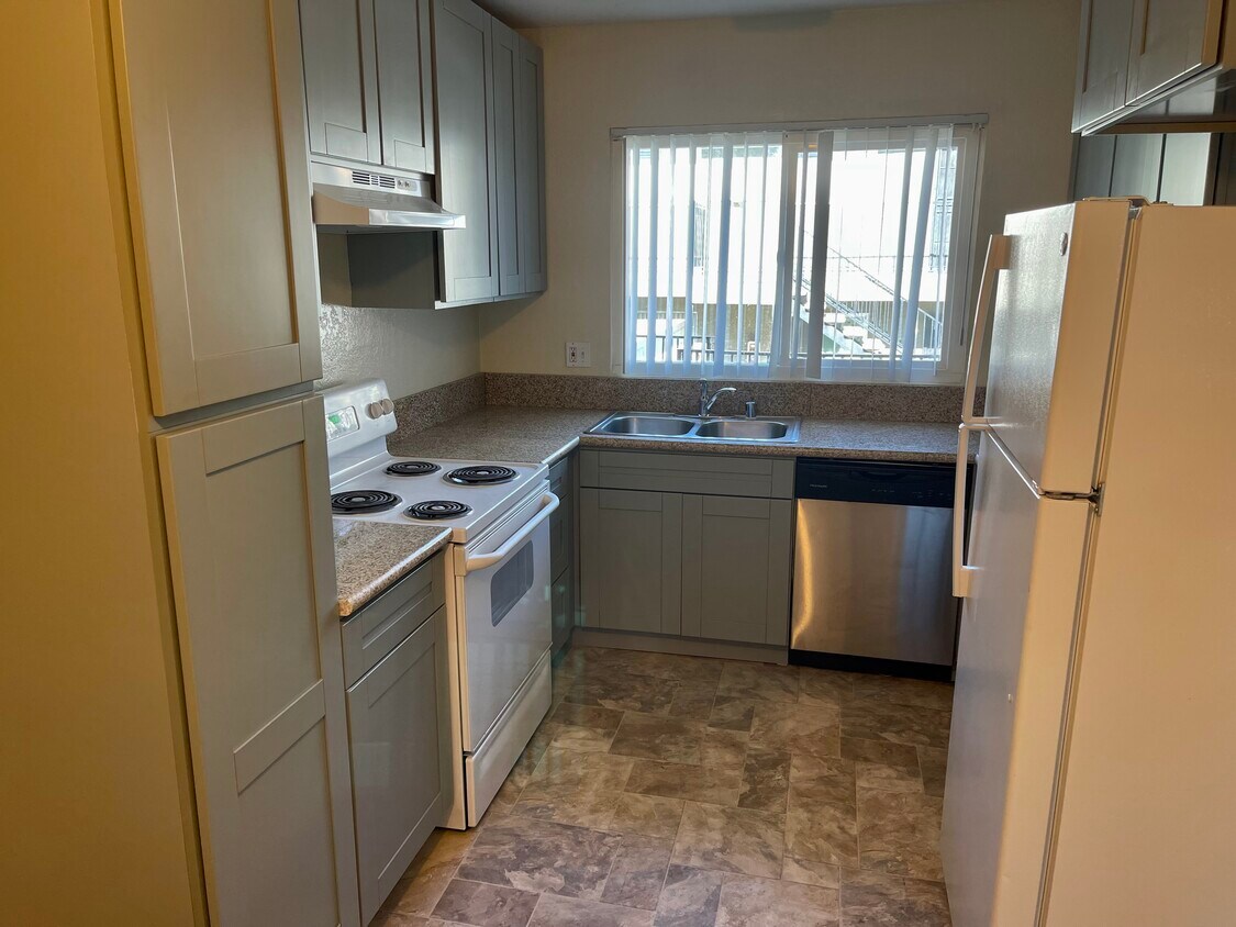 Foto principal - 9094 Harness St