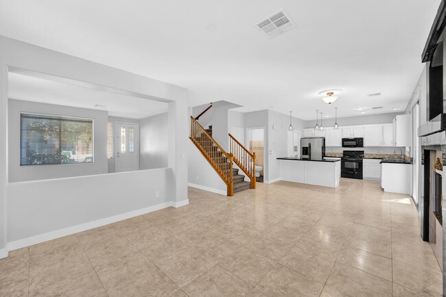 Foto del edificio - 5 bedroom home new carpet and paint