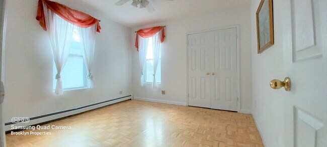 Foto del edificio - 598 E 3rd St