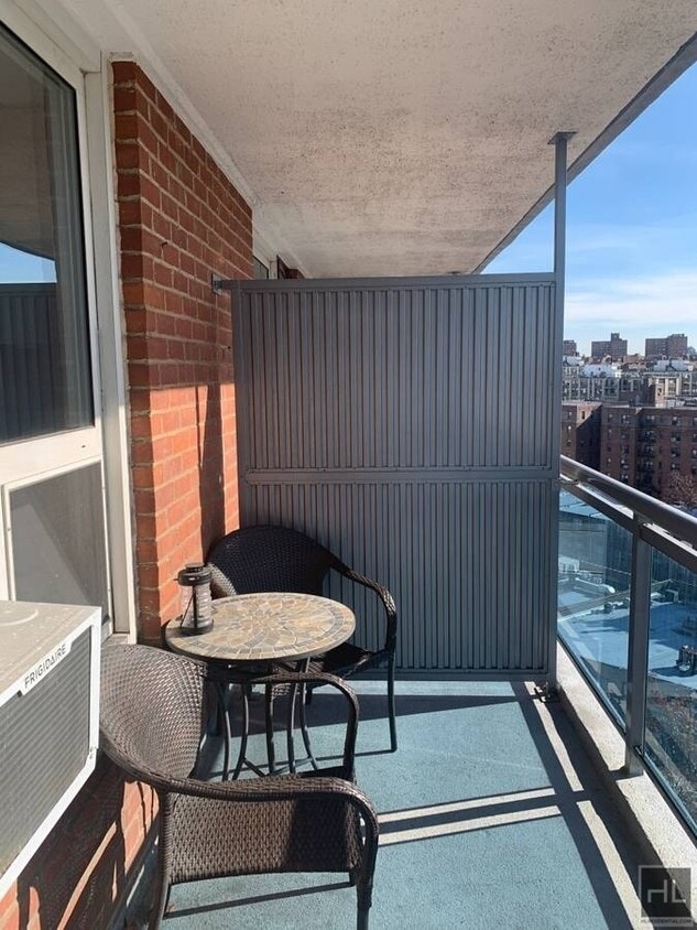 Primary Photo - Large Studio with City View In Rego Park, NY