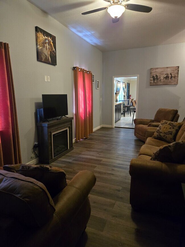 Foto del edificio - Spacious Remodeled Three Bedroom Cabin