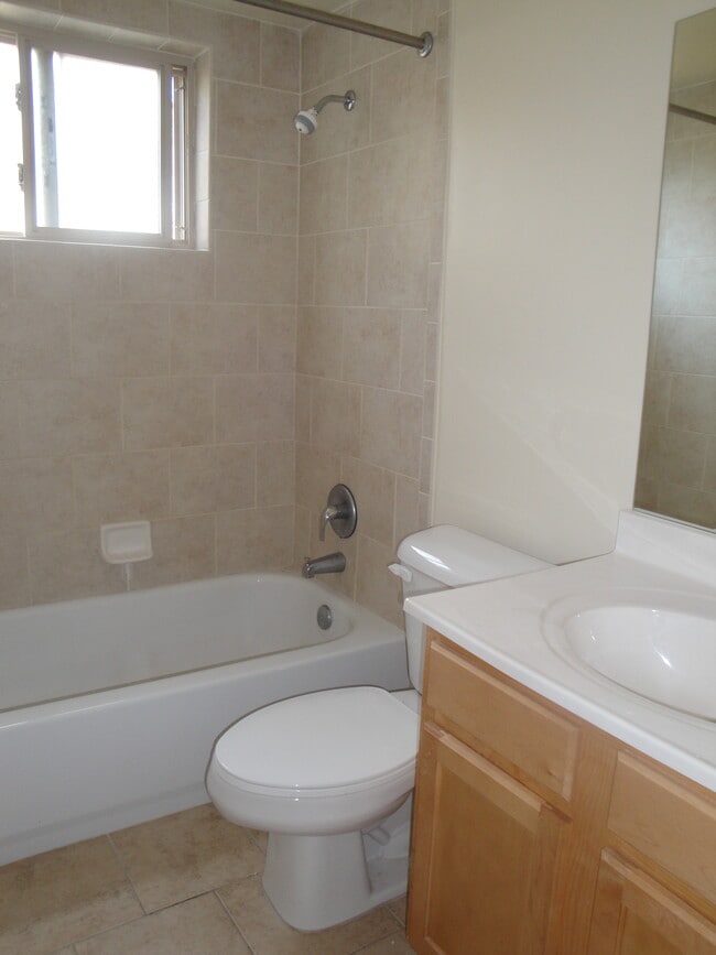 545-563 Lowell Avenue 1Br - Bathroom - Lowell 558 Apartments