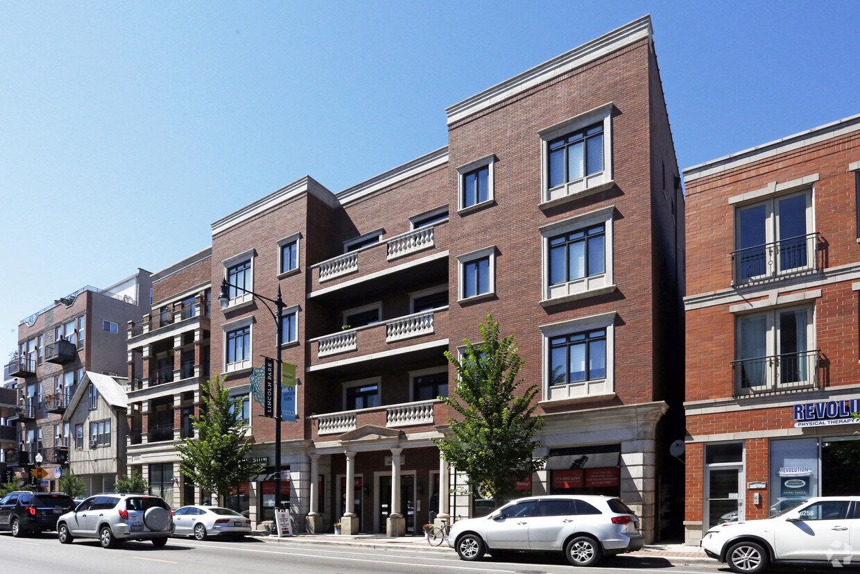 Building Photo - 1442 W Fullerton Ave