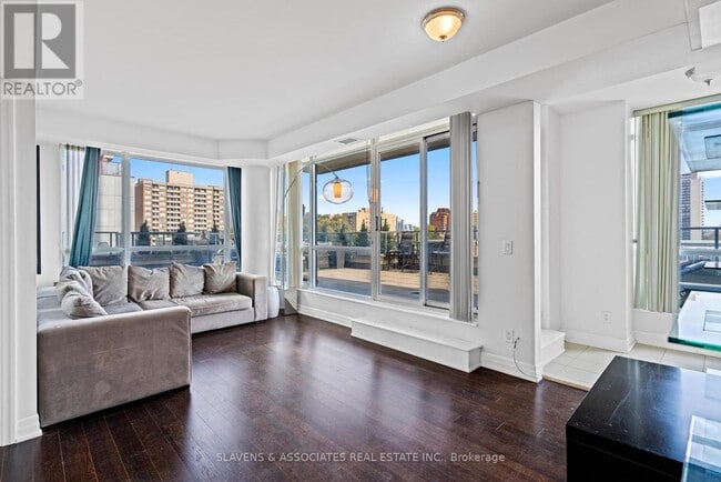 Building Photo - 500-500 St Clair Ave W