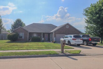 Building Photo - 603 Pacer Dr