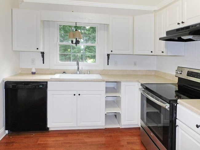 Foto del edificio - 4 Bed 3 Bath Split Foyer with Large Yard