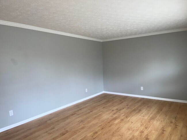 Foto del edificio - Remodeled 3 Bed/2.5 Bath w/ Laminate Hardwood Throughout...NO Carpet!