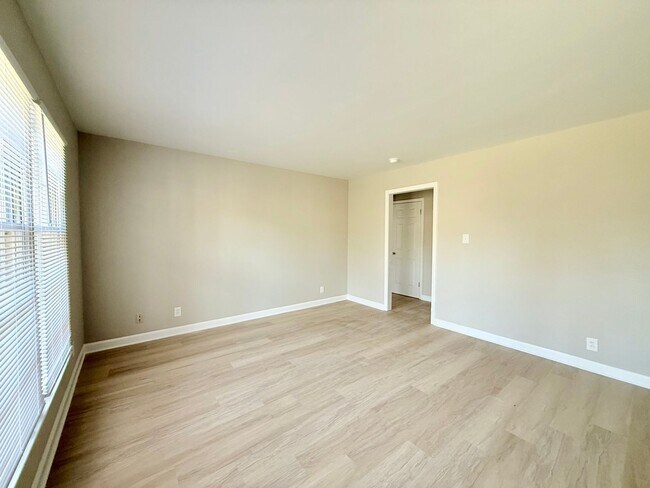 Foto del edificio - 3819 Rosehaven Dr