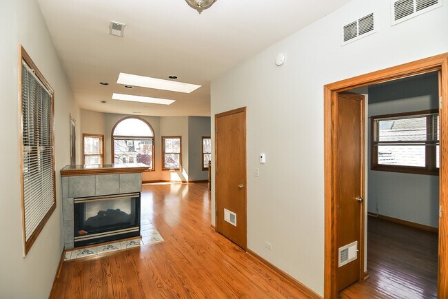 Building Photo - 3721 N Janssen Ave