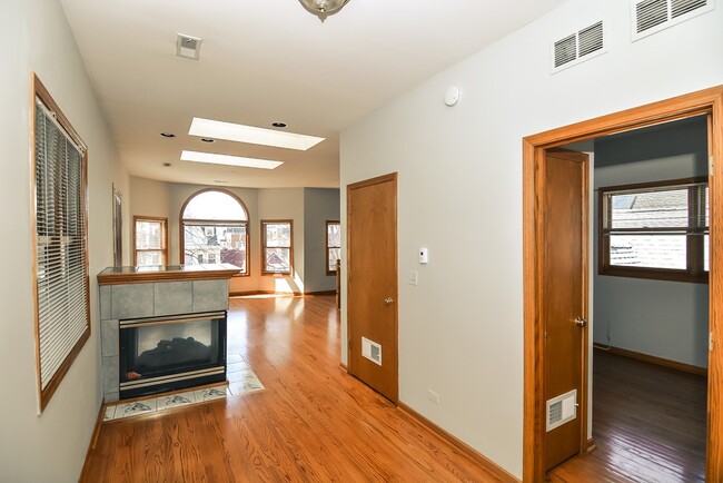 Building Photo - 3721 N Janssen Ave