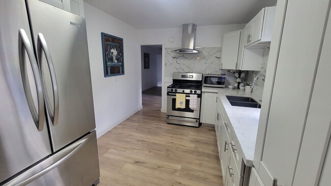 Building Photo - Charming Renovated Lebec Home - 3+2 with 2...