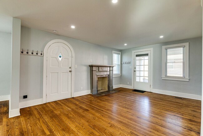 Foto del edificio - Spacious 4 Bed/ 3.5 Bath Home in Madison w Detached Office and Full Bath, 2 Car Garage, 1/2 acres...
