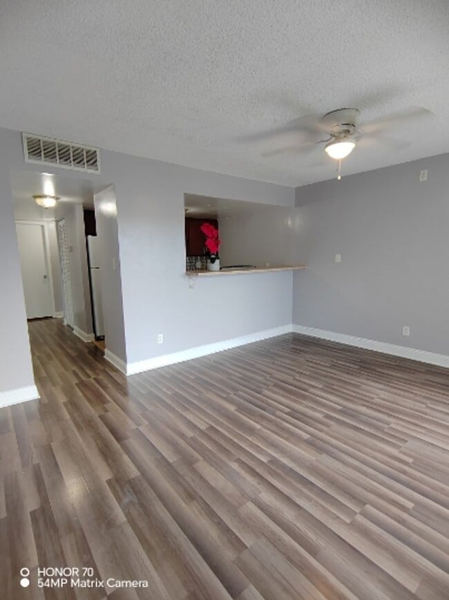 Building Photo - Welcome to Tampa Racquet Club – Where Comf...