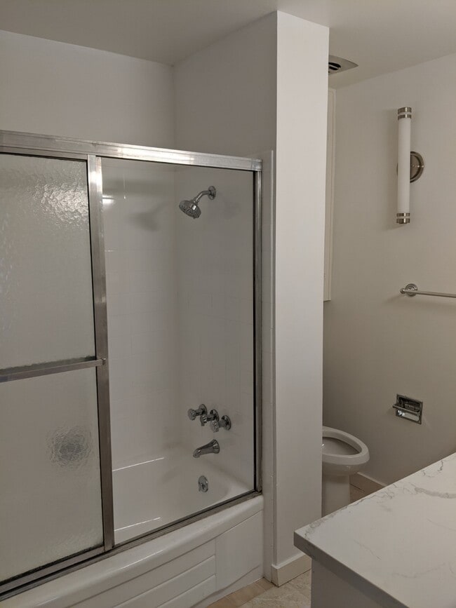 Building Photo - 330 Vernon St