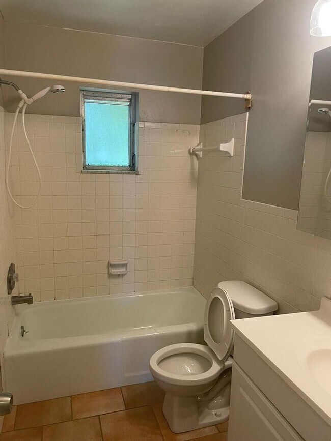 Building Photo - 702 N L St