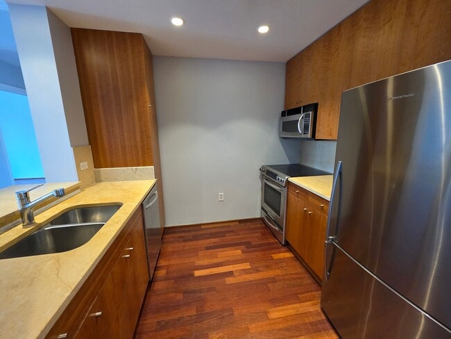 Building Photo - PRICE REDUCTION! & NO LEASING FEE REQUIRED
