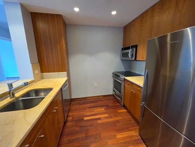 Foto del edificio - PRICE REDUCTION! & NO LEASING FEE REQUIRED