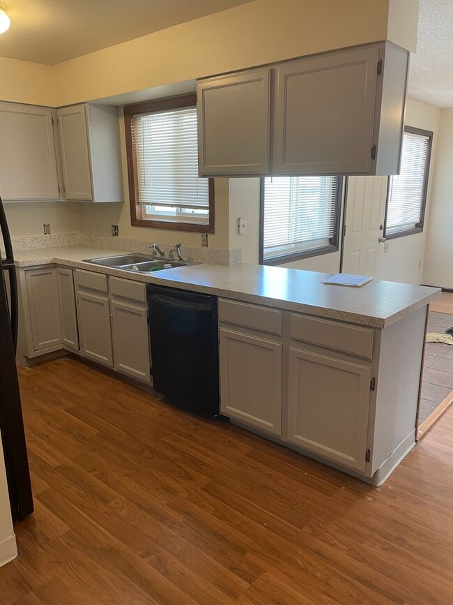 Foto del edificio - Spacious 4 bed 1.5 Bath Ranch-Style Home i...