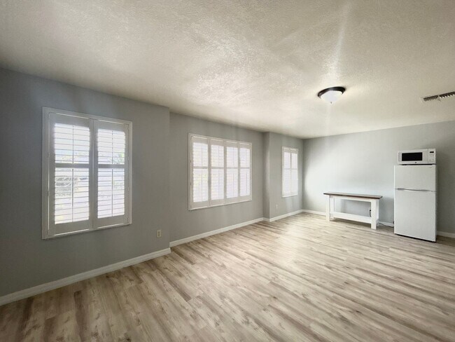 Building Photo - Spacious Studio/Garage Apartment in the De...