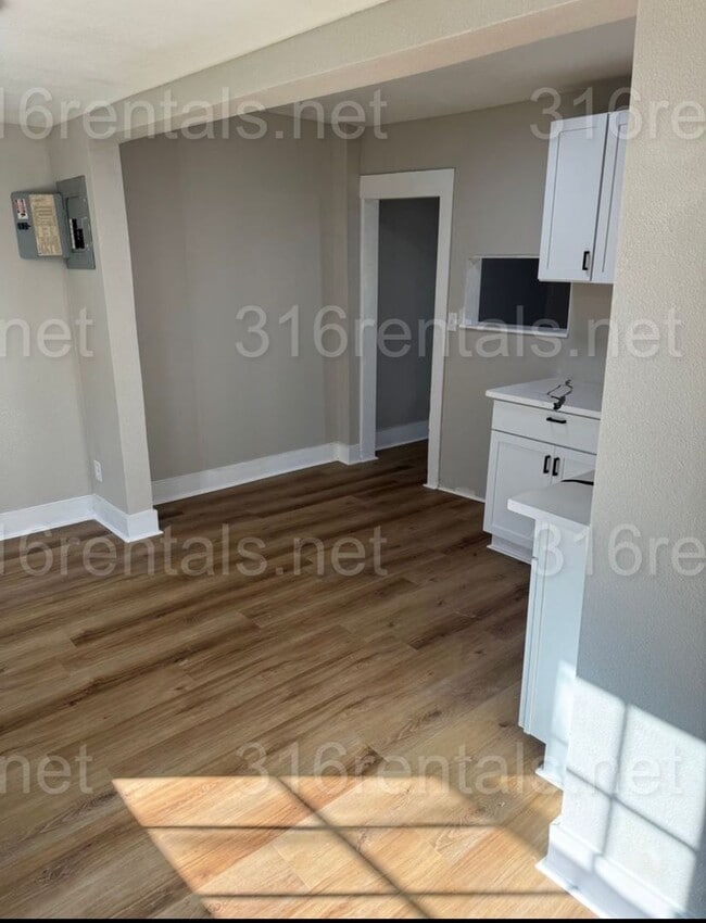 Building Photo - Recently Remodeled 3 Bedroom Home