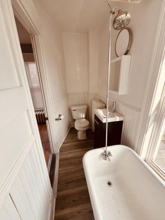 Building Photo - 153 Horton St