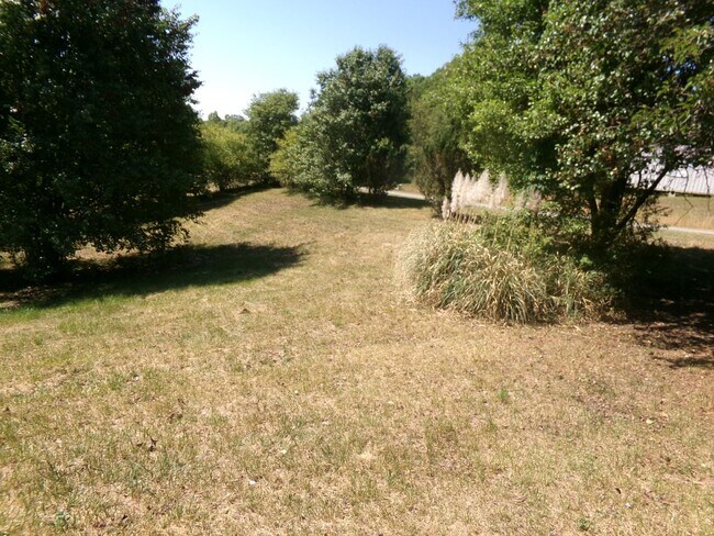 Building Photo - Country Living
