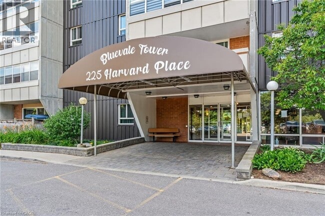 Photo du bâtiment - 225 Harvard Pl