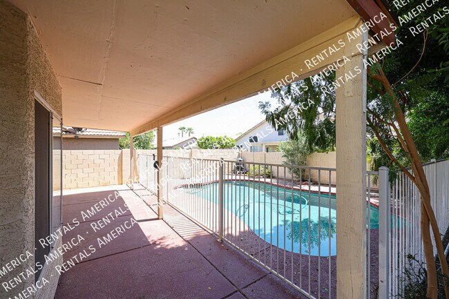 Building Photo - 820 N Granada Dr