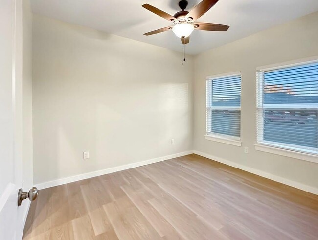Building Photo - 2104 Willow Pl