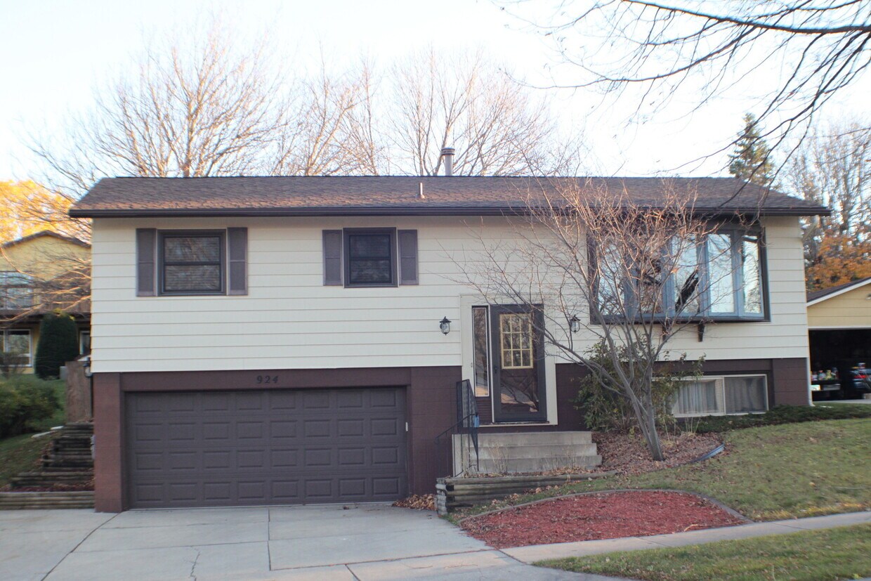 Primary Photo - NW Rochester home available now! Very Nice...