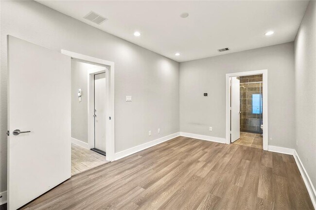 Foto del edificio - 1307 Mayfair Clarkson Ln