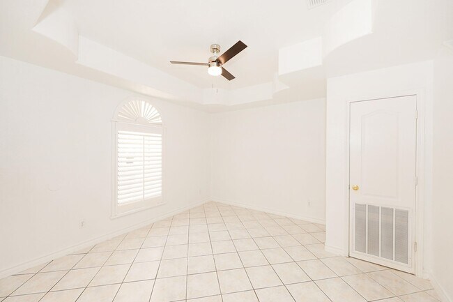 Building Photo - 1000 Ranchway Dr