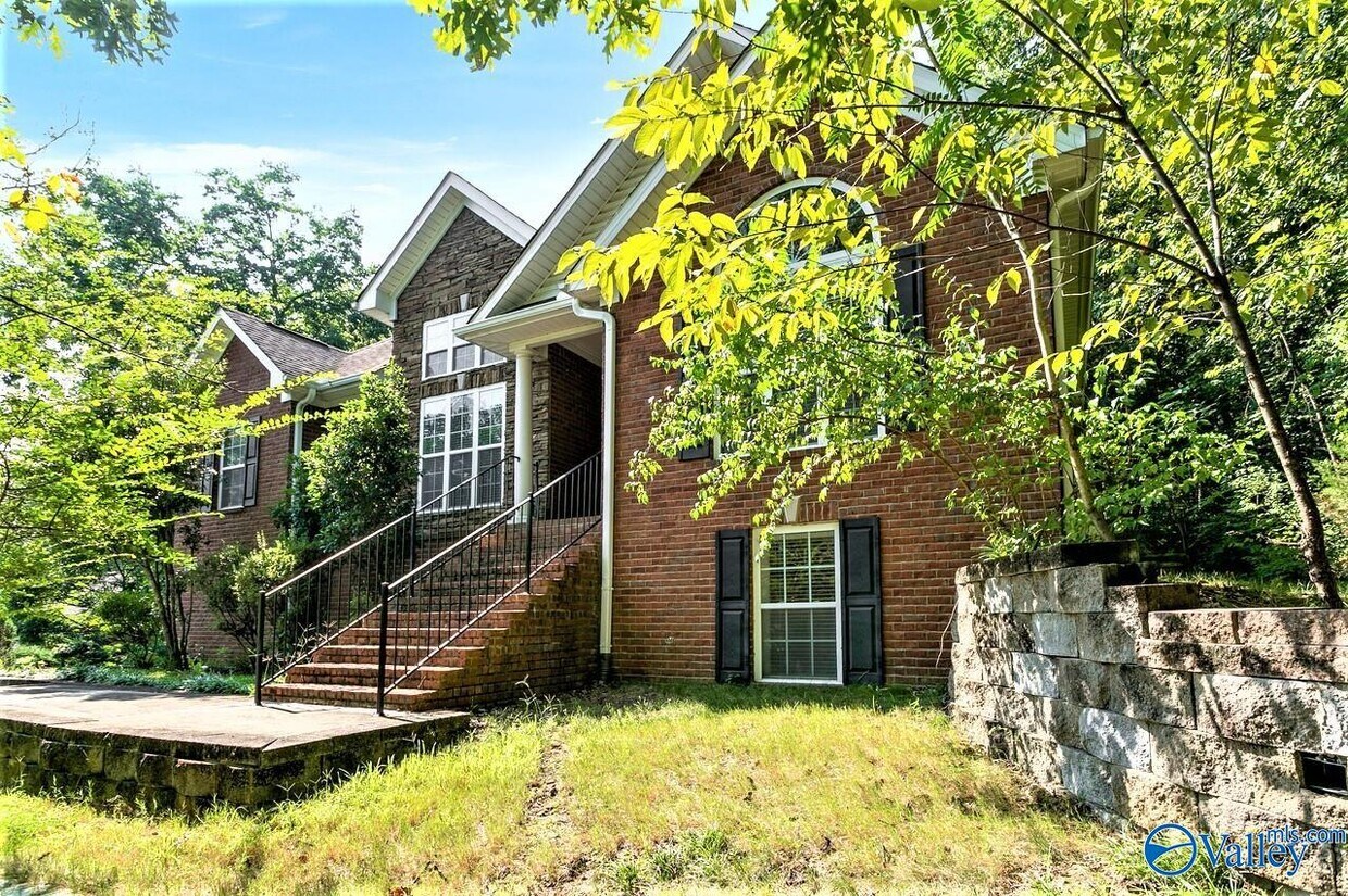 Primary Photo - 1108 Summerwood Cir SE