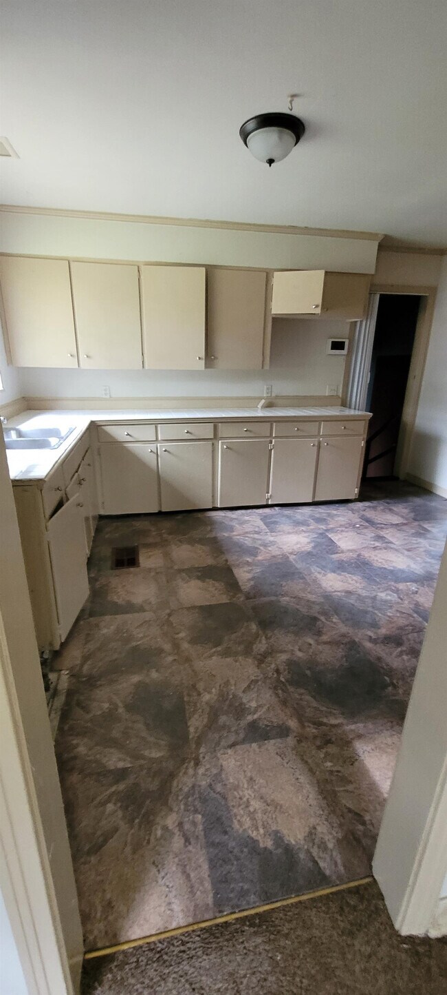 Building Photo - 4013 Meadowlane Dr
