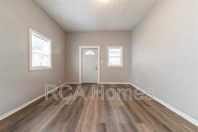 Foto del edificio - 2425 N Kenwood Ave
