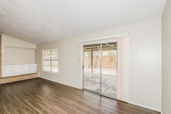 Foto del edificio - 8419 Old Meadow Ln