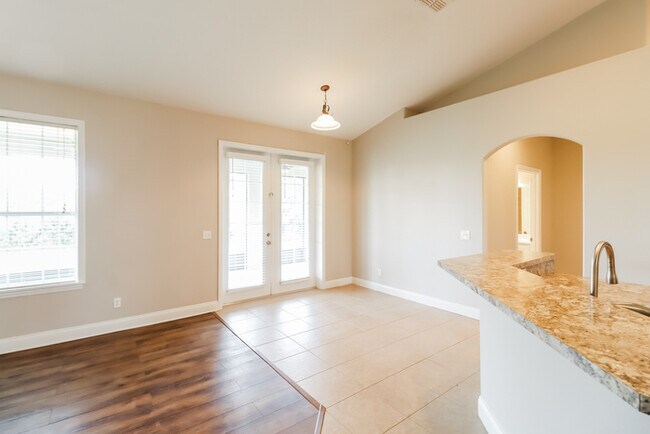 Foto del edificio - 690 Country Walk Ct