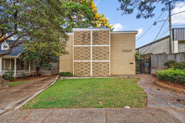 Building Photo - 3 Bed Beauty in Belhaven-FURNISHED