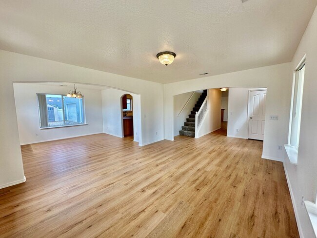 Foto del edificio - Newly Renovated Expansive Multi story 4 be...